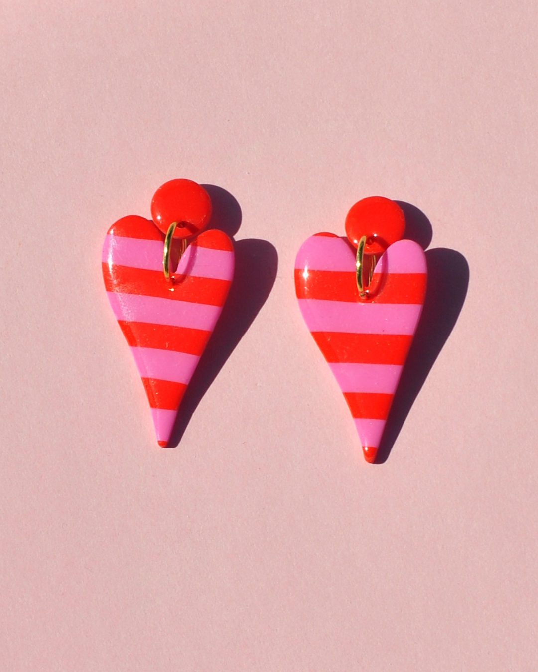 paire de boucles d'oreilles rayures rouge et rose cœur élancé puce ronde