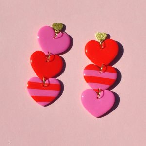 paire de boucles d'oreilles rayures rouge et rose 3 cœurs superposés