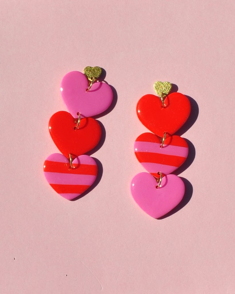 paire de boucles d'oreilles rayures rouge et rose 3 cœurs superposés