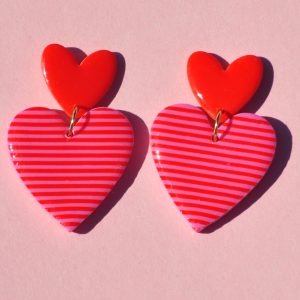 paire boucle oreilles rouges 2 coeurs l'un sur l'autre rayé superposés