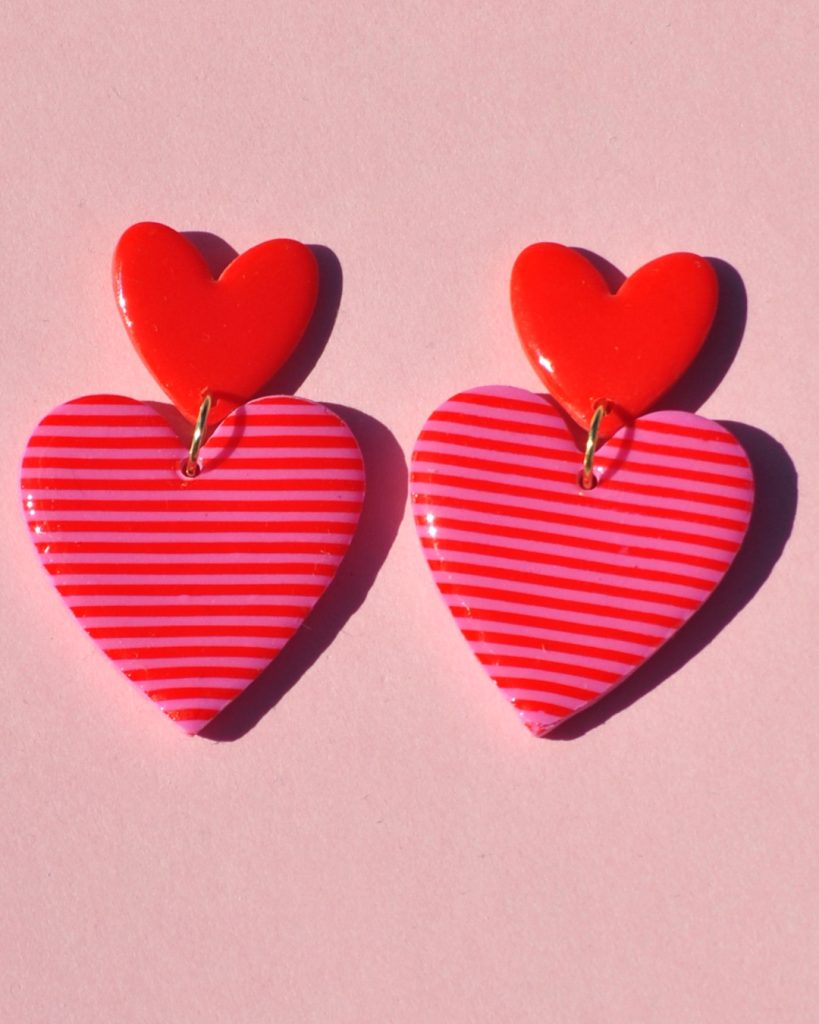 paire boucle oreilles rouges 2 coeurs l'un sur l'autre rayé superposés