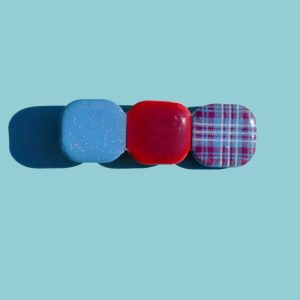 Barrette composée de trois carrés retro, un vert vague marine, un bleu glacé, un lie-de-vin, un carreaux "check" blanc et lie-de-vin.