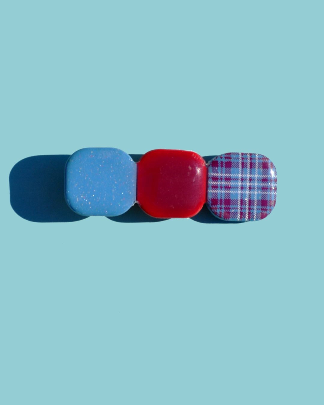 Barrette composée de trois carrés retro, un vert vague marine, un bleu glacé, un lie-de-vin, un carreaux "check" blanc et lie-de-vin.