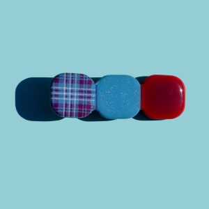 Barrette composée de trois carrés retro, un carreaux "check" blanc et lie-de-vin, un bleu glacé et un lie-de-vin.
