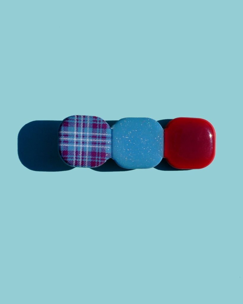 Barrette composée de trois carrés retro, un carreaux "check" blanc et lie-de-vin, un bleu glacé et un lie-de-vin.