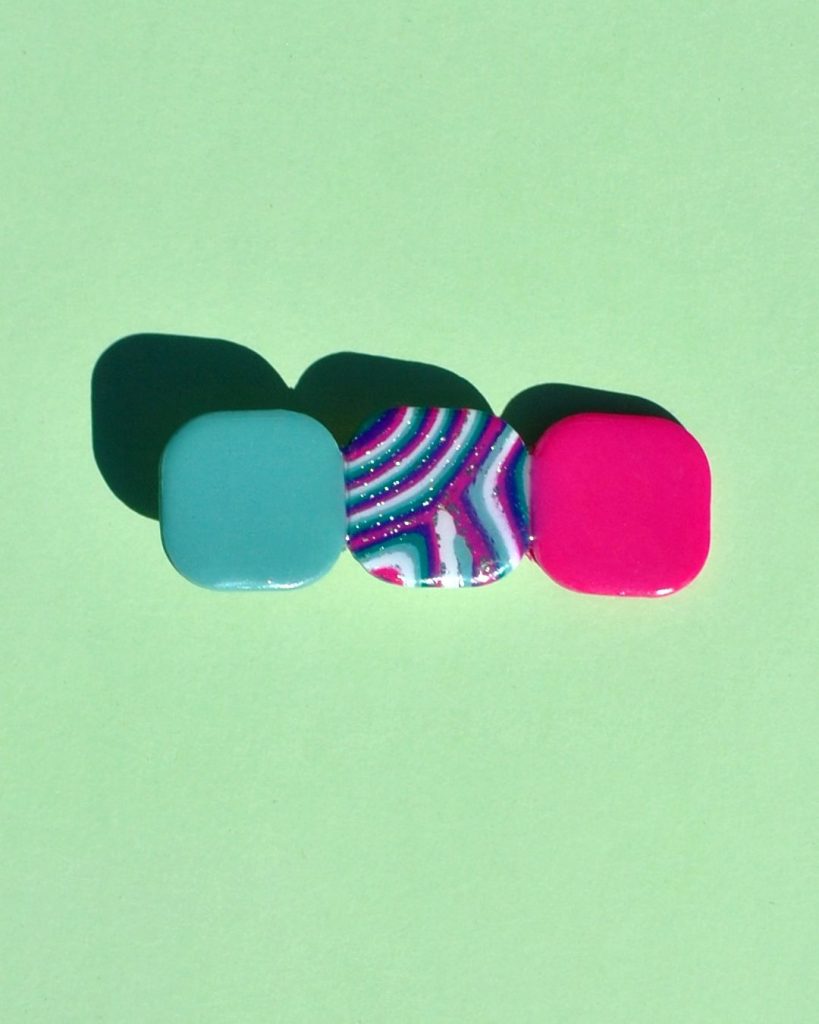 Barrette composée de trois carrés retro, un vert vague marine, un rose vif, un motif "à la dérive des astres".