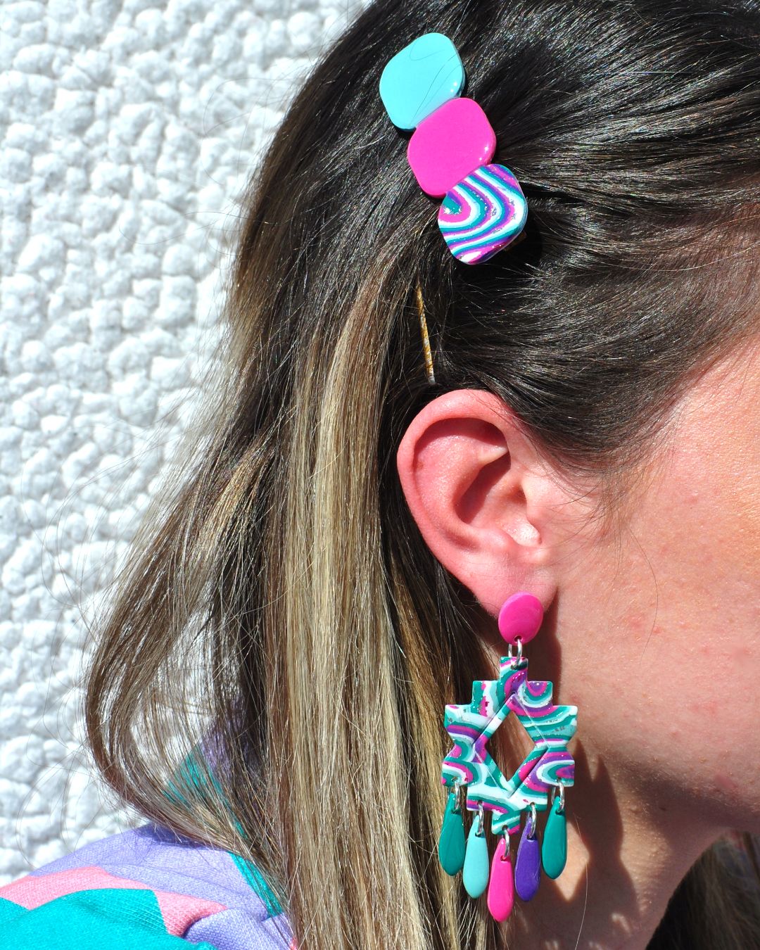 Barrette composée de trois carrés retro, un vert vague marine, un rose vif, un motif "à la dérive des astres".