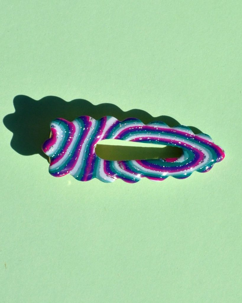 Barrette "triangulaire" festonnée ajourée au milieu au motif "à la dérive des astres".