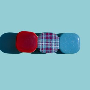 Barrette composée de trois carrés retro, un lie-de-vin, un carreaux "check" blanc et lie-de-vin et un bleu glacé.