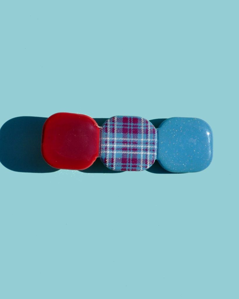 Barrette composée de trois carrés retro, un lie-de-vin, un carreaux "check" blanc et lie-de-vin et un bleu glacé.