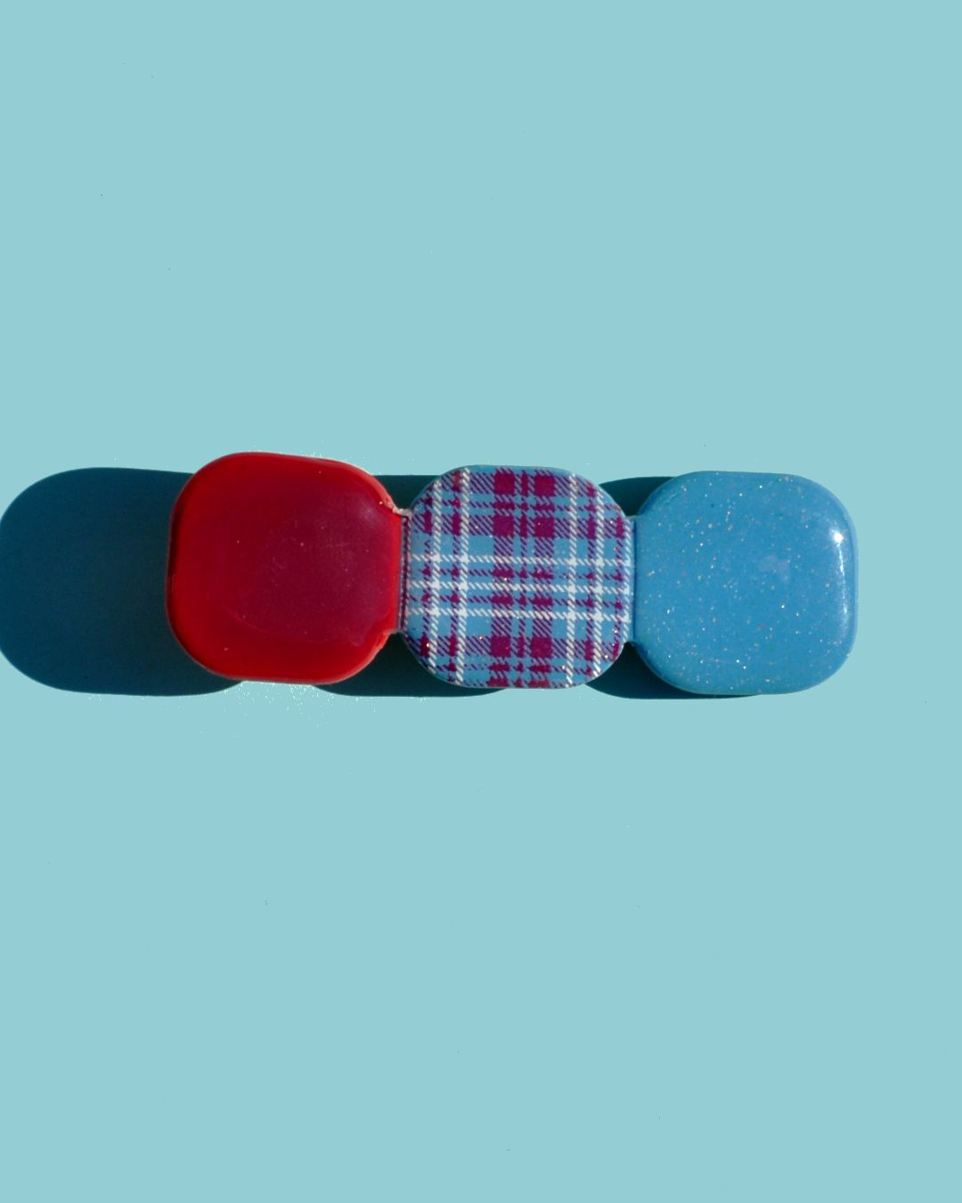 Barrette composée de trois carrés retro, un lie-de-vin, un carreaux "check" blanc et lie-de-vin et un bleu glacé.
