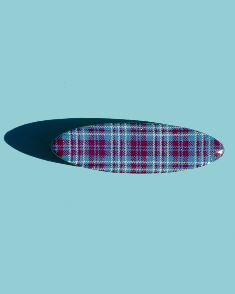 Barrette ellipse forme "planche de surf", au motif carreaux "check" lie-de-vin et blanc.