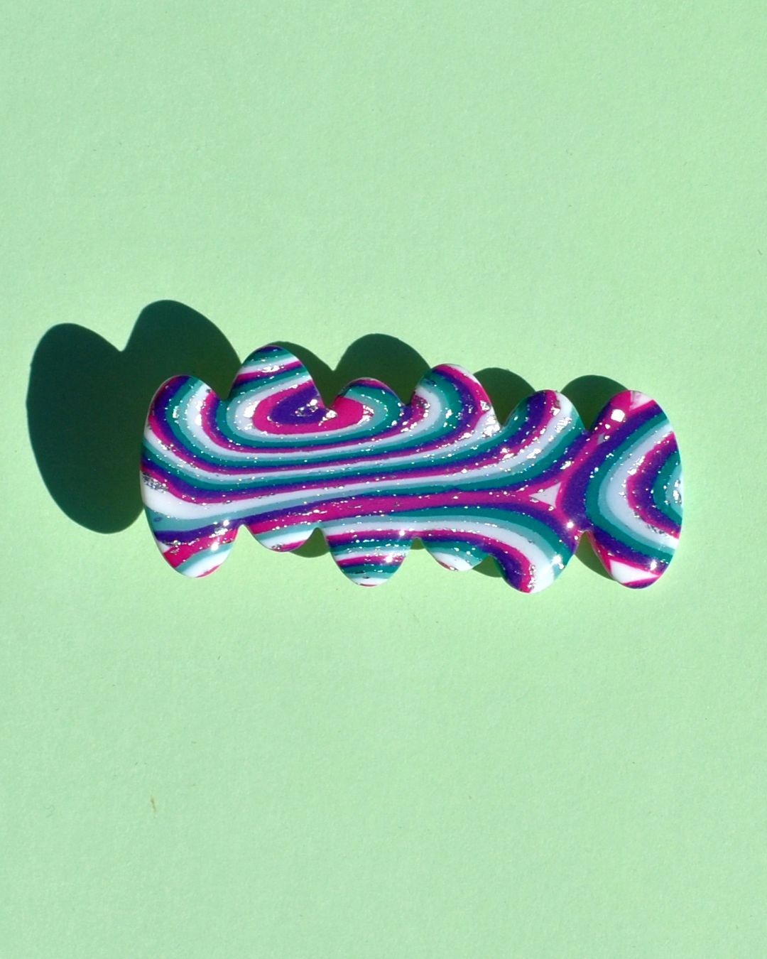 Barrette irrégulière avec 6 pointes asymétriques, au motif "à la dérive des astres".