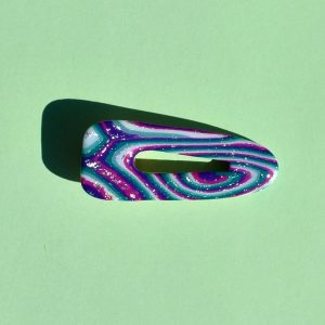 Barrette triangle classique aux bords arrondis, ajourée, au motif "à la dérive des astres".