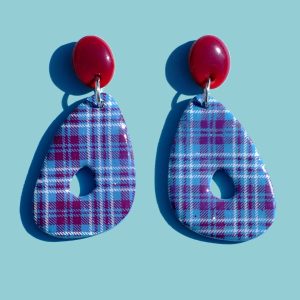 Paire de boucles d'oreilles duo de forme abstraite rétro. Une puce ovale lie-de-vin surmonte un "triangle" organique ajouré, à carreaux "check" lie-de-vin et blancs.