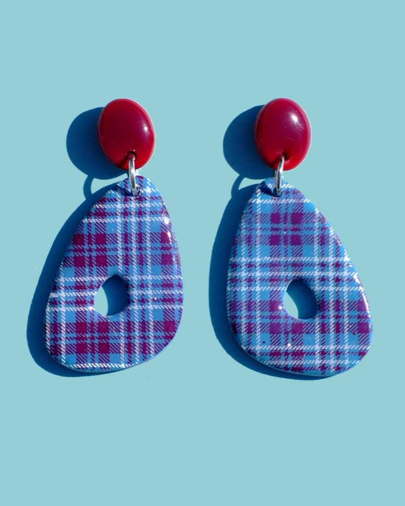 Paire de boucles d'oreilles duo de forme abstraite rétro. Une puce ovale lie-de-vin surmonte un "triangle" organique ajouré, à carreaux "check" lie-de-vin et blancs.