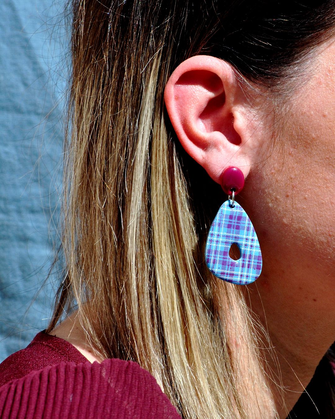Boucle d'oreilles portée.