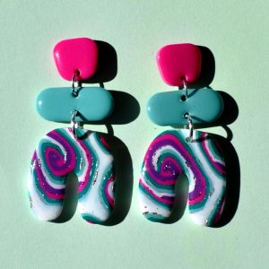 Paire de boucles d'oreilles en trois parties: une puce "carrée" arrondie rose vif unie, surmontant un "rectangle" arrondi vert vague marine unie, surmontant un U à l'envers motif "à la dérive des astres".