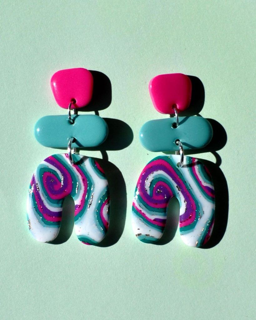 Paire de boucles d'oreilles en trois parties: une puce "carrée" arrondie rose vif unie, surmontant un "rectangle" arrondi vert vague marine unie, surmontant un U à l'envers motif "à la dérive des astres".