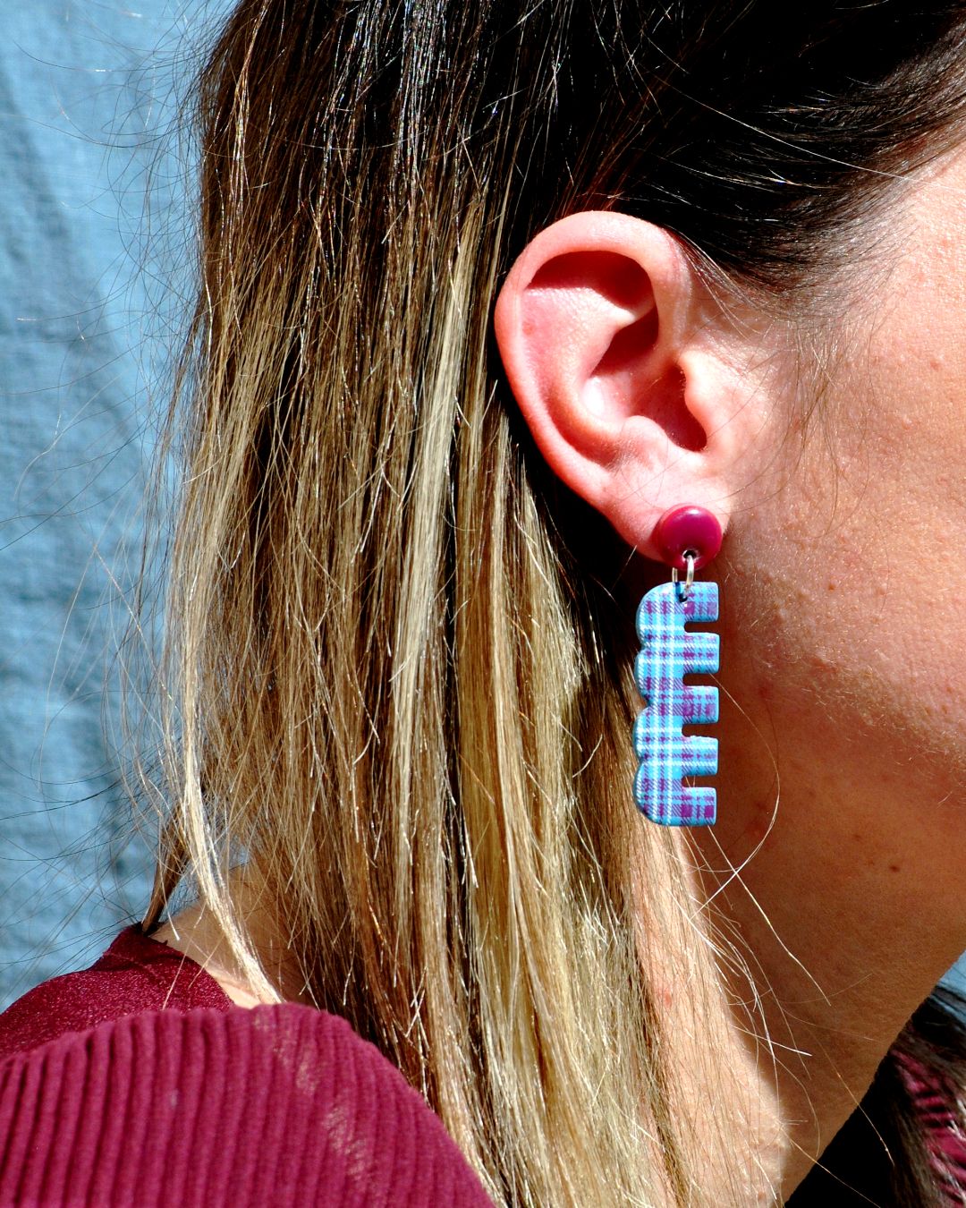 Boucle d'oreilles portée.