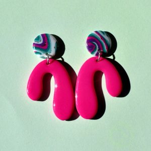 Paire de boucles d'oreilles en forme abstraite rose vif unie surmontée d'une puce ronde motif "à la dérive des astres".