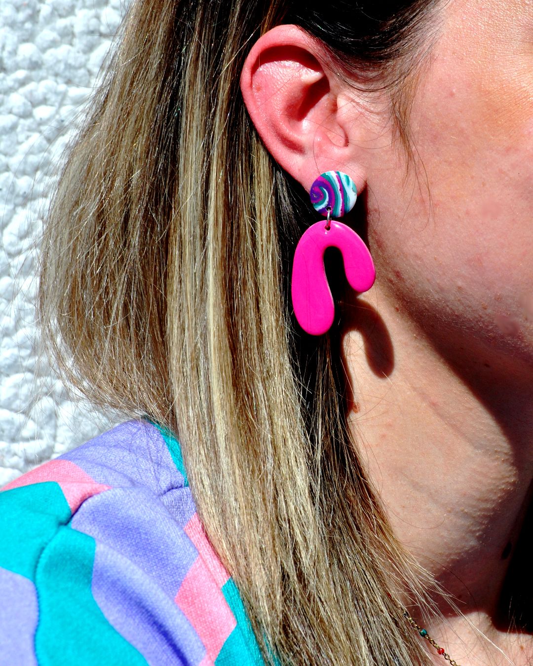 Boucle d'oreilles portée.