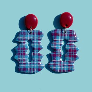 Paire de boucles d'oreilles duo de forme abstraite graphique. Une puce ovale lie-de-vin surmonte un carré irrégulier ajouré, à carreaux "check" lie-de-vin et blancs.