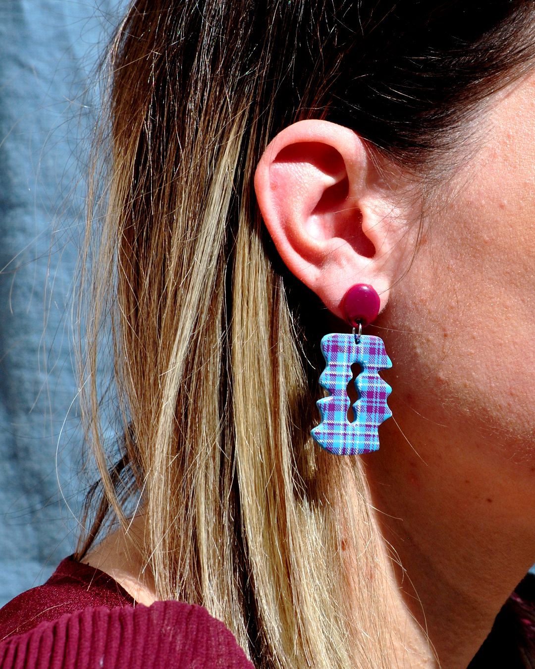 Boucle d'oreilles portée.