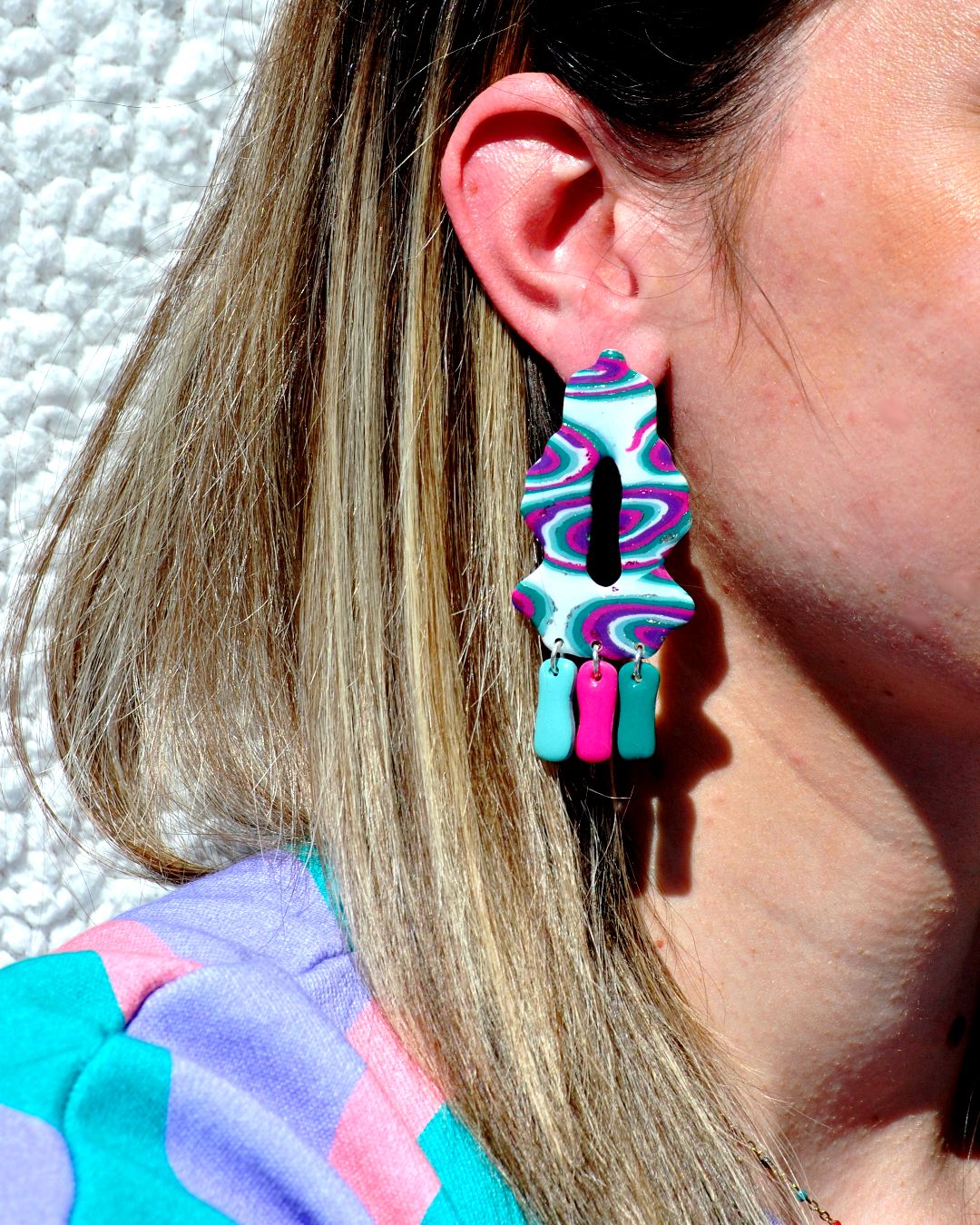 Boucle d'oreilles portée.