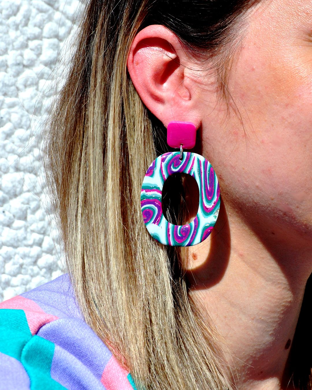 Boucle d'oreilles portée.