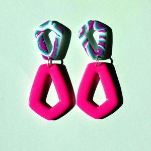 Paire de boucles d'oreilles composée de deux pentagones : un petit pentagone motif "à la dérive des astres", surmontant un plus grand pentagone inversé rose uni.