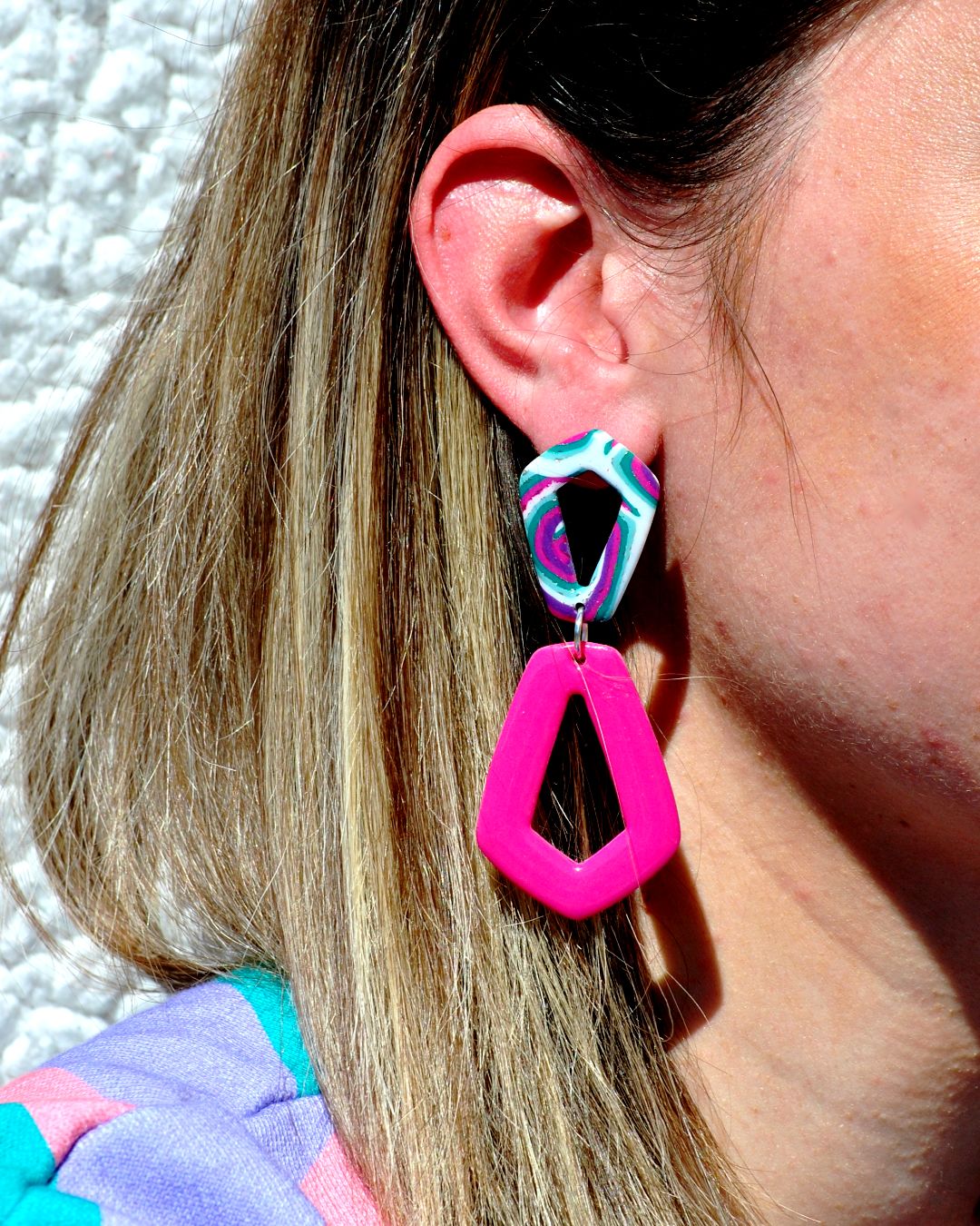 Boucles d'oreilles double pentagone portées.