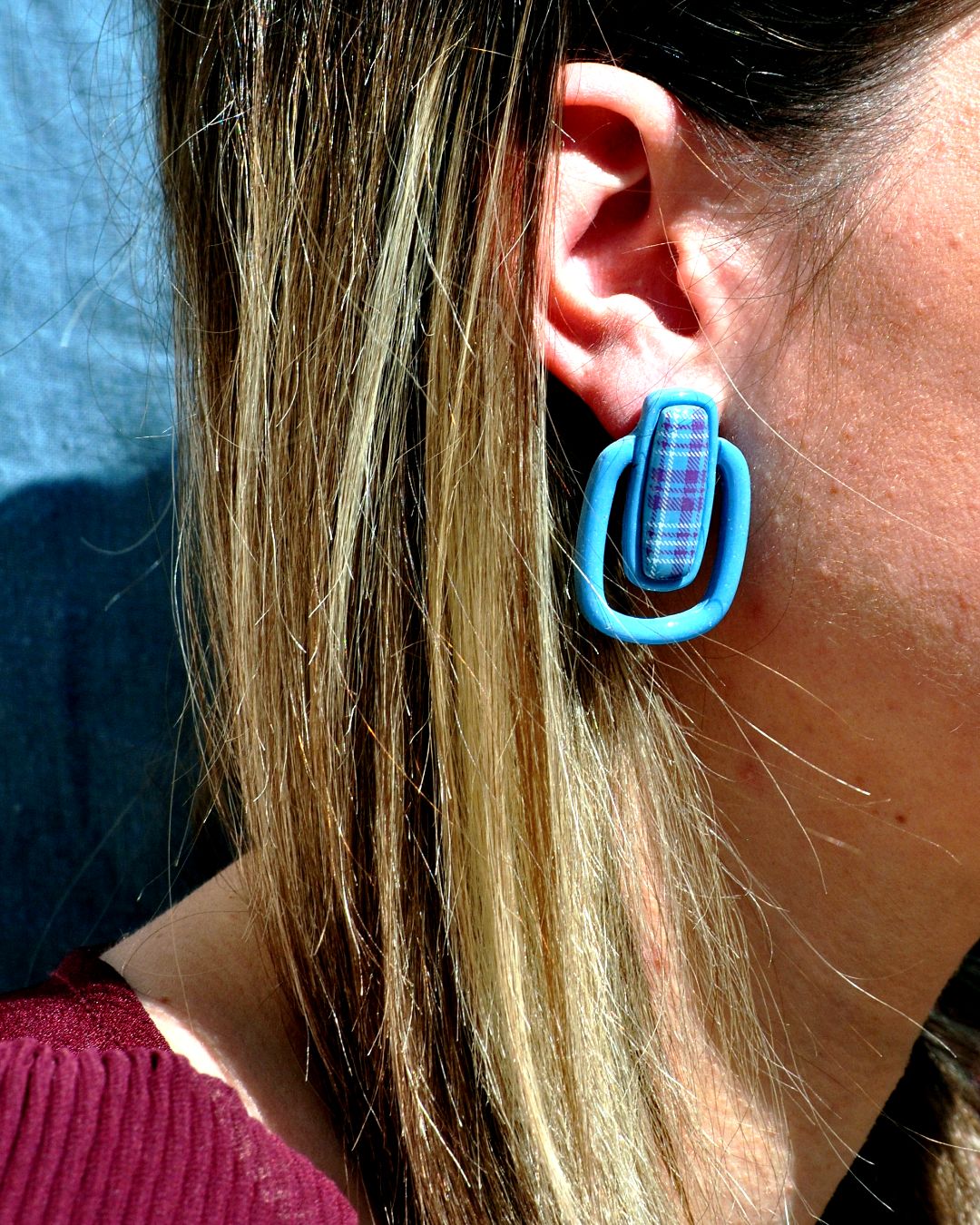 Boucle d'oreilles portée.