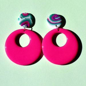Paire de boucles d'oreilles en forme de rond rétro, ajourée, rose vif unie, surmontée d'une puce ronde au motif "à la dérive des astres".