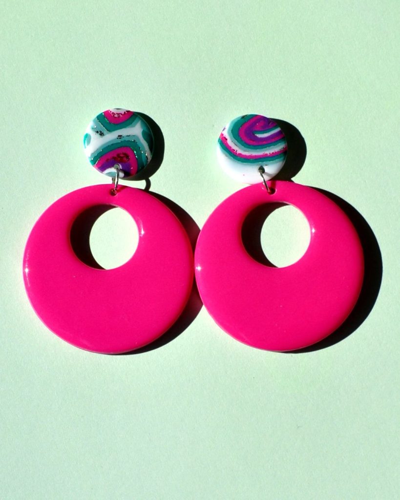 Paire de boucles d'oreilles en forme de rond rétro, ajourée, rose vif unie, surmontée d'une puce ronde au motif "à la dérive des astres".