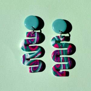 Paire de boucles d'oreilles en forme de "serpent abstrait" motif "à la dérive des astres", surmontée d'une puce ronde unie vert vague marine.