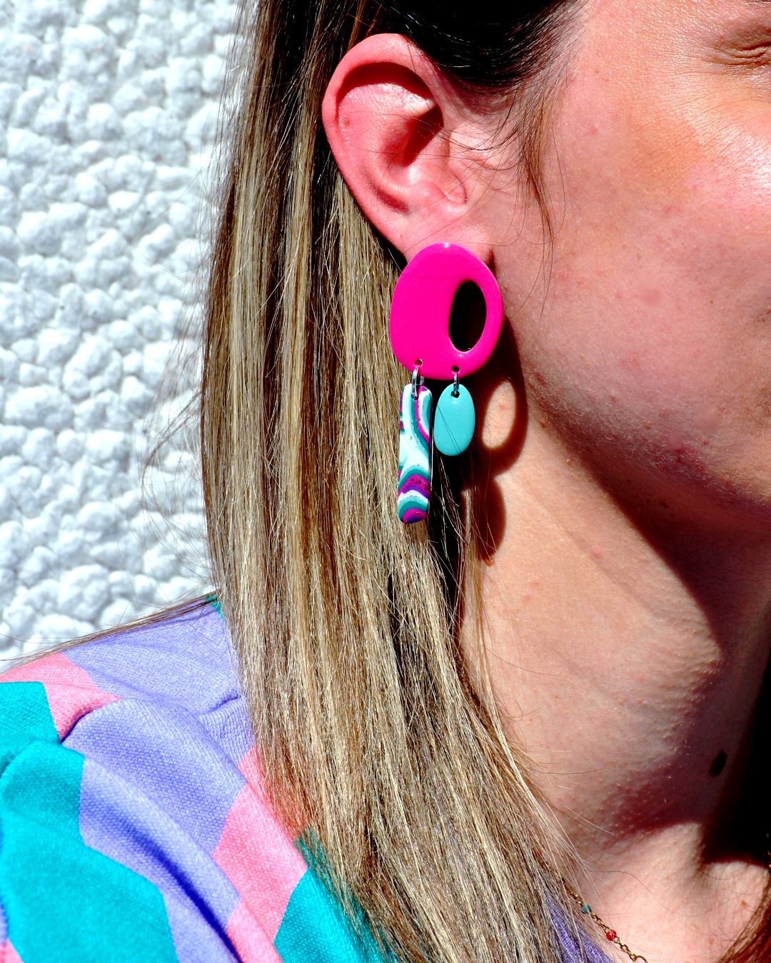 Boucle d'oreilles portée.
