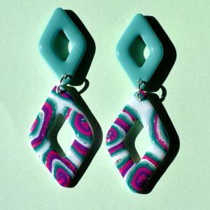Paire de boucles d'oreilles double losanges: un petit losange uni vert vague marine surmonte un plus gros losange au motif "à la dérive des astres".