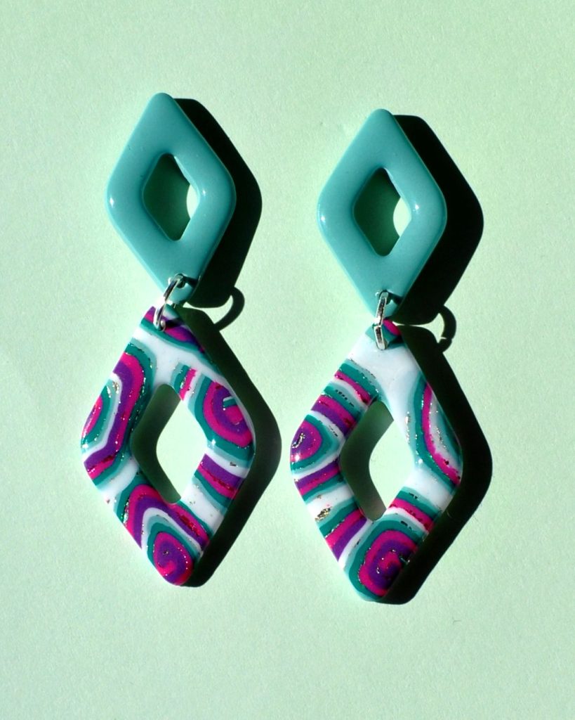 Paire de boucles d'oreilles double losanges: un petit losange uni vert vague marine surmonte un plus gros losange au motif "à la dérive des astres".
