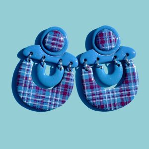 Paire de boucles d'oreilles complexe avec une attache surmontée d'un cabochon motif carreaux "check" lie-de-vin et blancs. L'attache surmonte deux "U", l'un bleu givré l'autre au motif à carreaux "check" lie-de-vin et blancs.