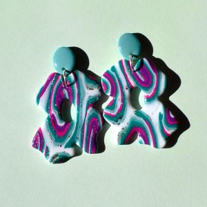 Paire de boucles d'oreilles composée d'une énorme "fleur trèfle à quatre feuilles" au motif "à la dérive des astres", surmonté d'une puce petit ovale uni vert vague marine.