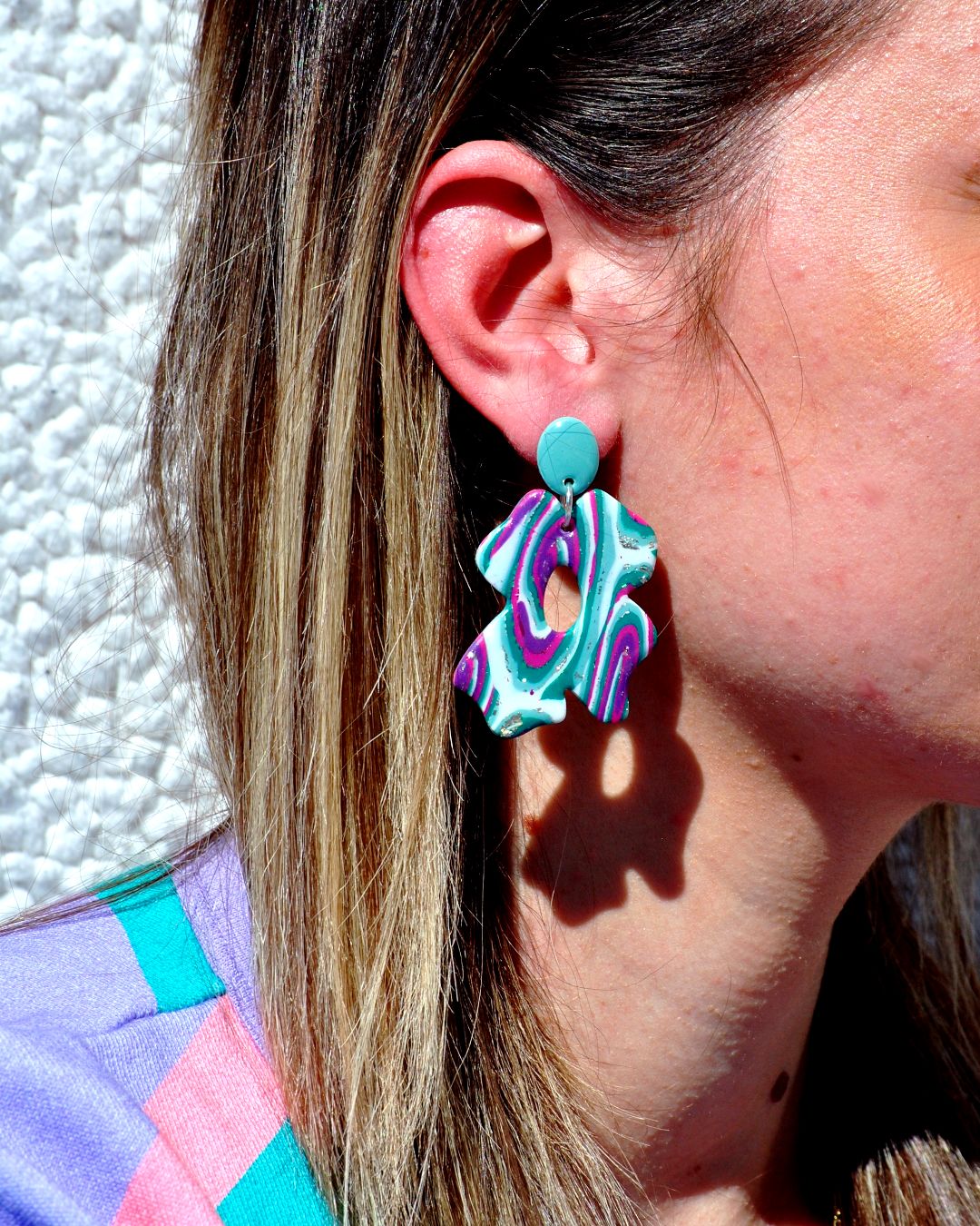 Boucle d'oreilles portée.