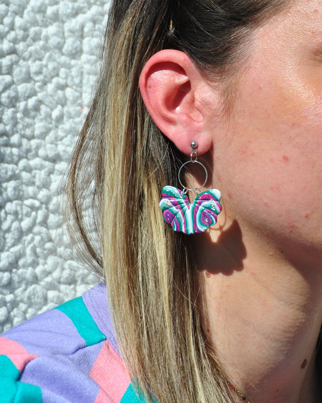 Boucle d'oreilles portée.