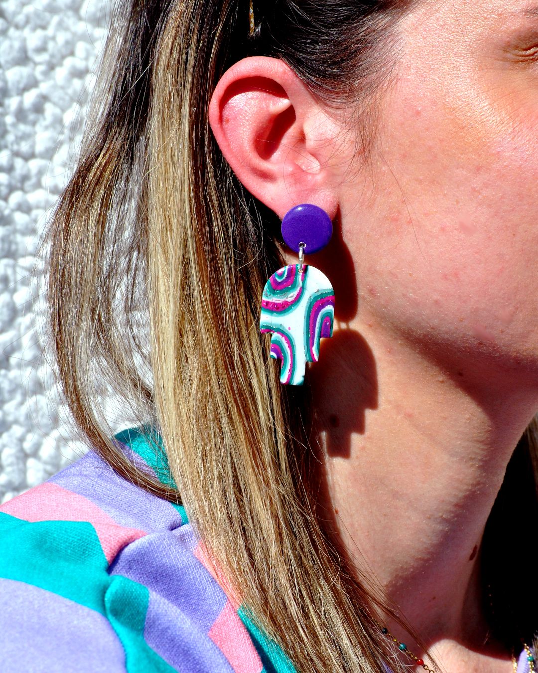 Boucle d'oreilles portée.
