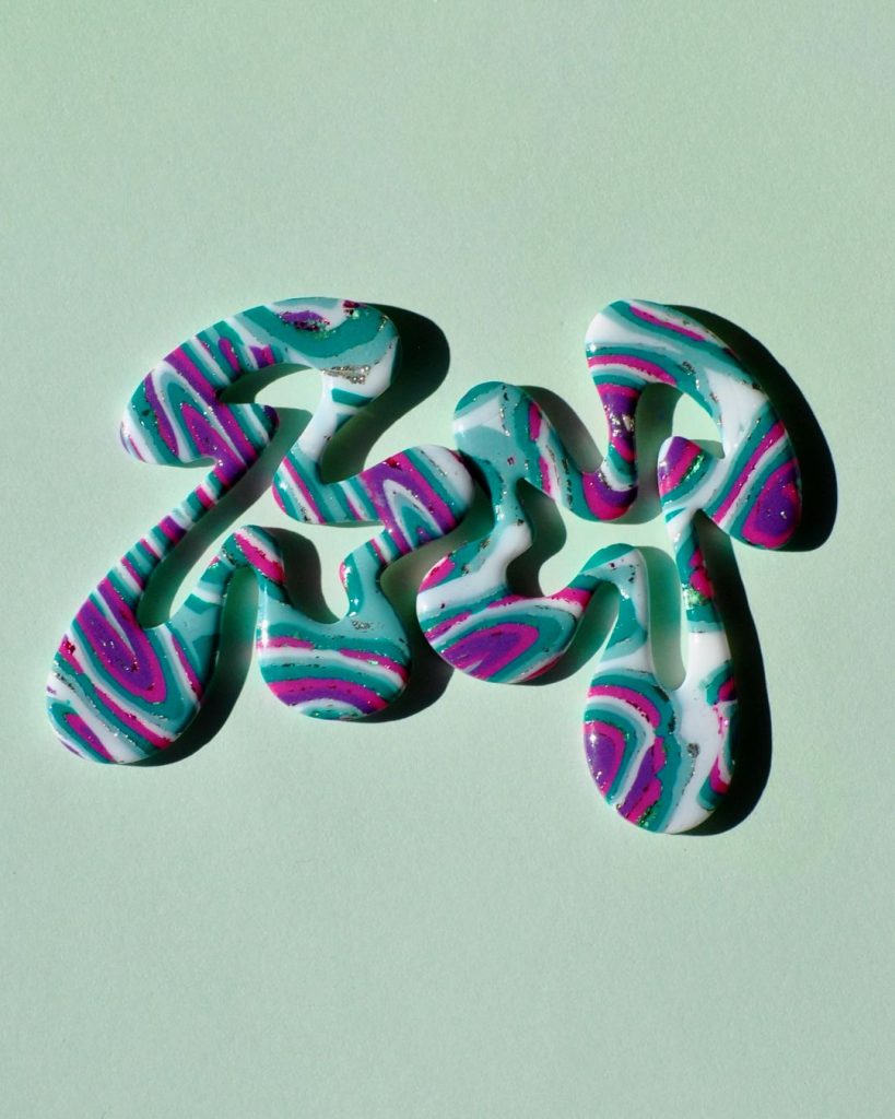 Paire de boucles d'oreilles maximaliste forme abstraite motif "à la dérive des astres".