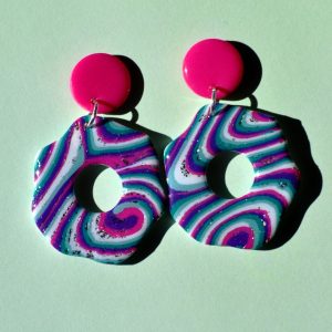 Paire de boucles d'oreilles en forme de "fleurs" abstraites motif "à la dérive des astres" surmontées d'une puce ronde rose unie.