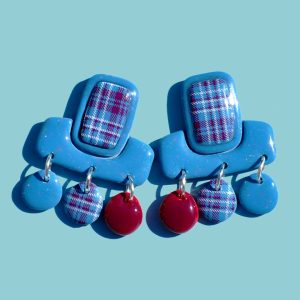 Boucle d'oreilles portée.