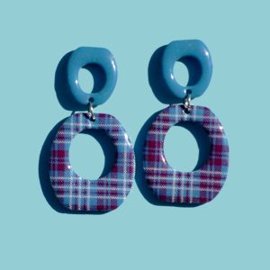 Paire de boucles d'oreilles duo de forme abstraite rétro, ajourée au milieu. Une puce bleue glacée surmonte la même forme inversée, plus grosse à carreaux "check" lie-de-vin et blancs.