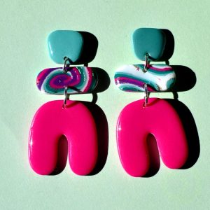 Paire de boucles d'oreilles en trois parties: une puce "carrée" arrondie vert vague marine unie, surmontant un "rectangle" arrondi motif "à la dérive des astres", surmontant un U à l'envers rose vif uni.