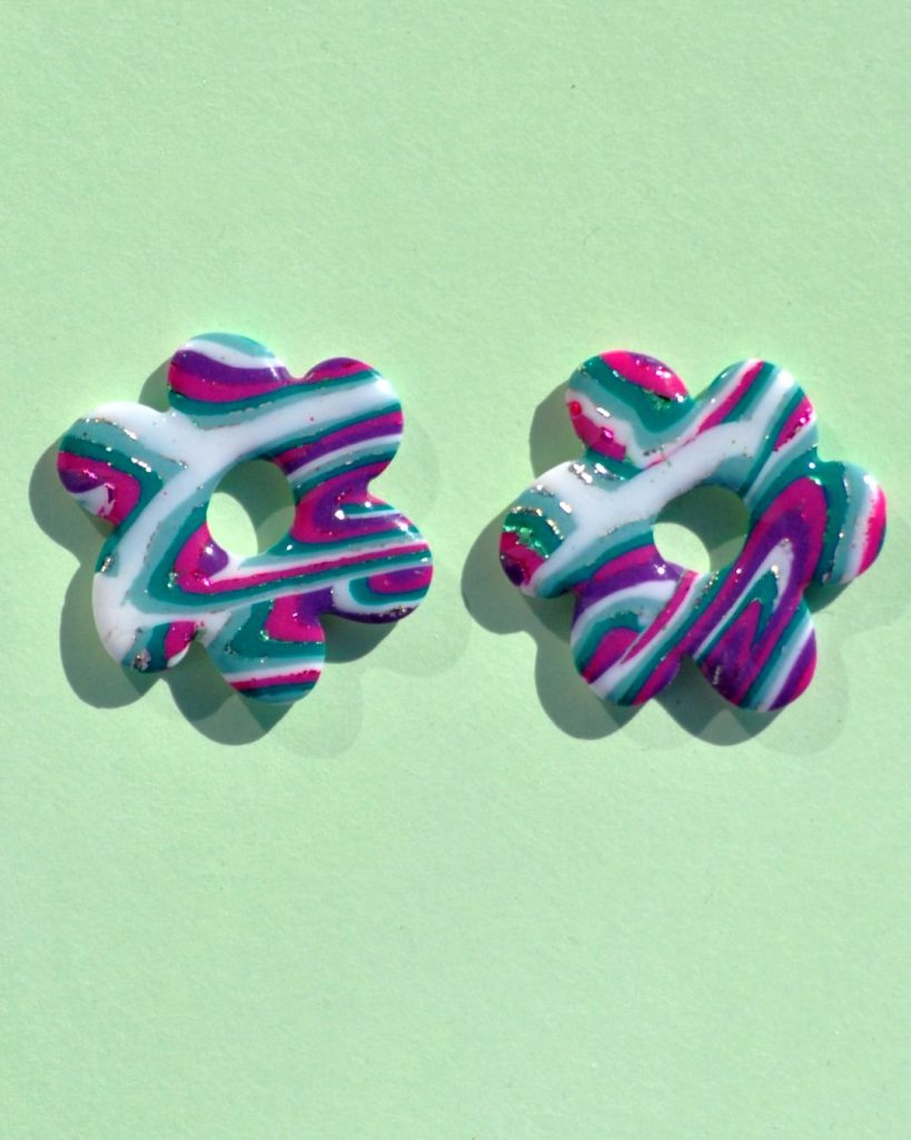 Pampilles interchangeables de "grande" taille en forme de fleurs classiques à six pétales irréguliers, motif "à la dérive des astres".